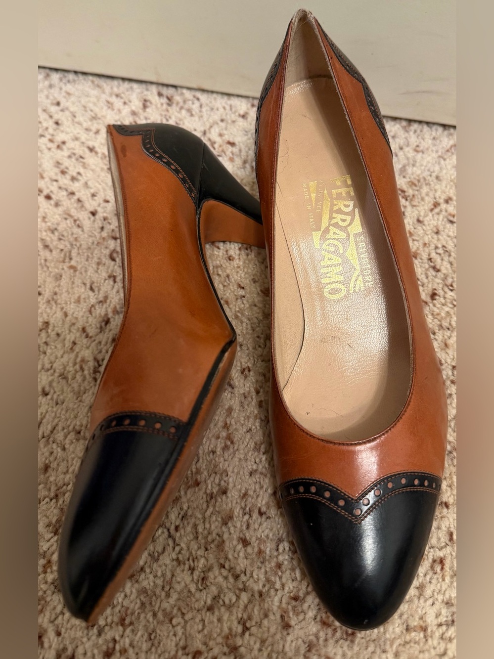 Vintage Salvatore Ferragamo Made in Italy Leather Pumps, Size 8C - Picture 5 of 10